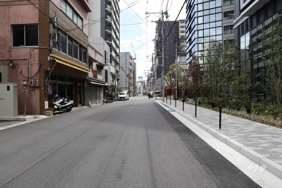 敷地東側の前面道路（南から）