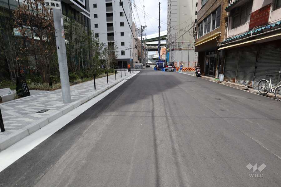 敷地東側の前面道路（北側から）