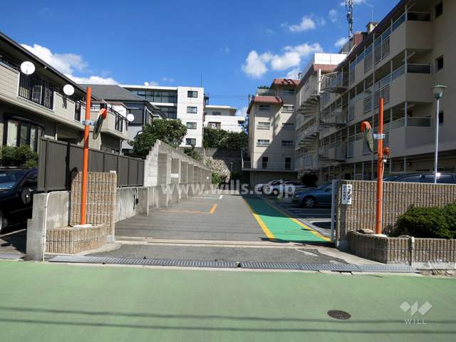 駐車場出入り口