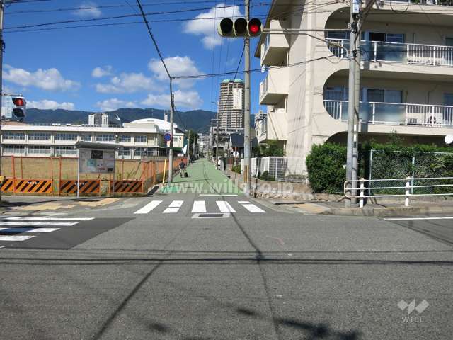 敷地西側の前面道路