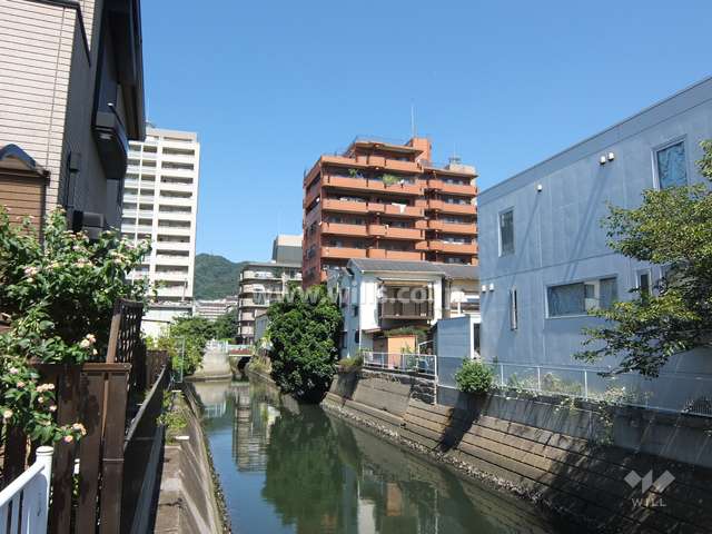 朝日プラザ深江北町の遠景。敷地西側には高橋川に面しています。