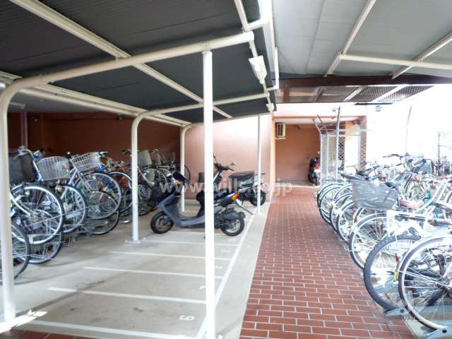 バイク置場と駐輪場