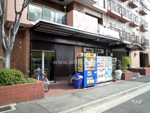 1階部分に店舗があります。