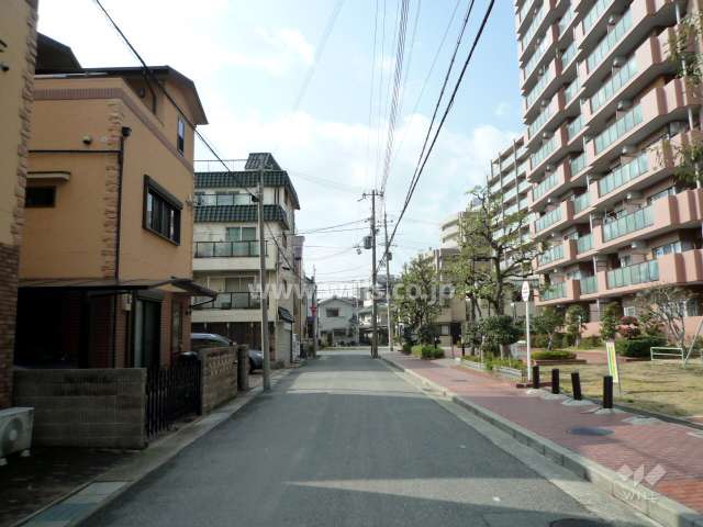 敷地南側の前面道路（東側から）