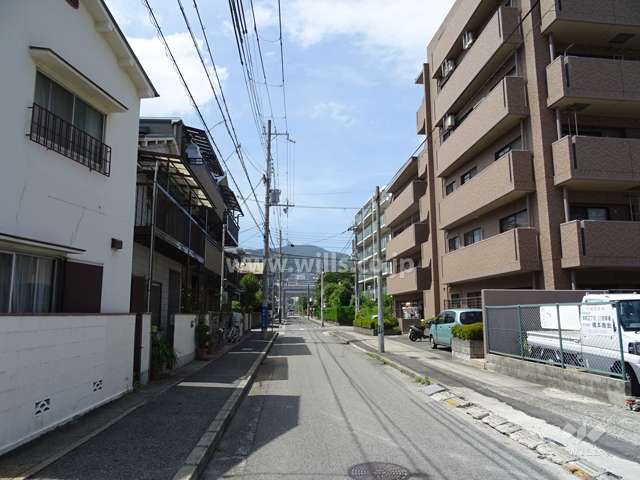 敷地西側の前面道路