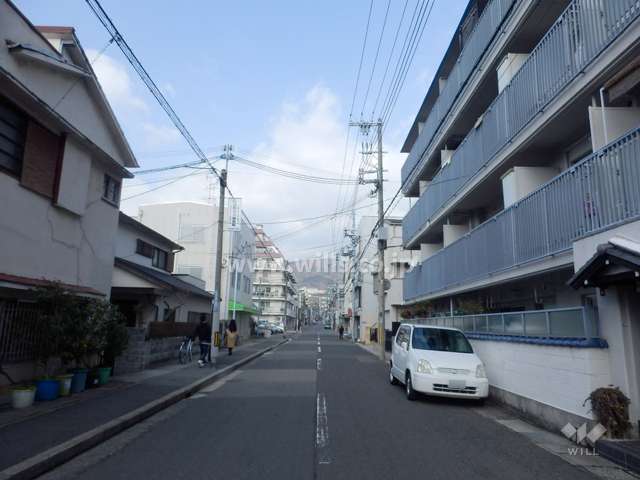 敷地西側の前面道路