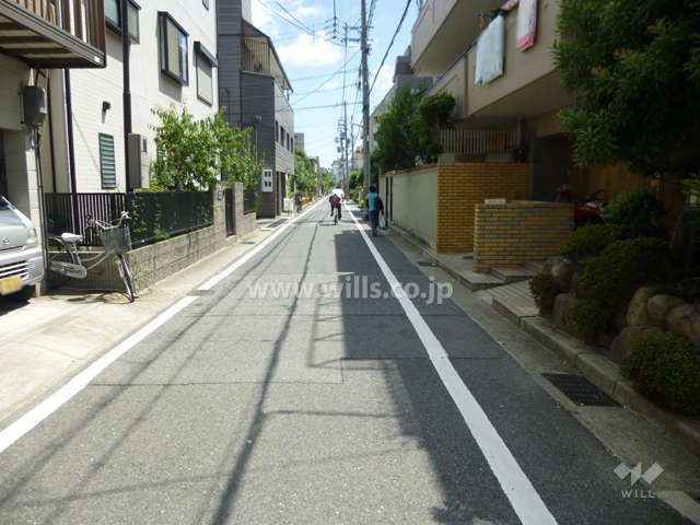敷地東側の前面道路