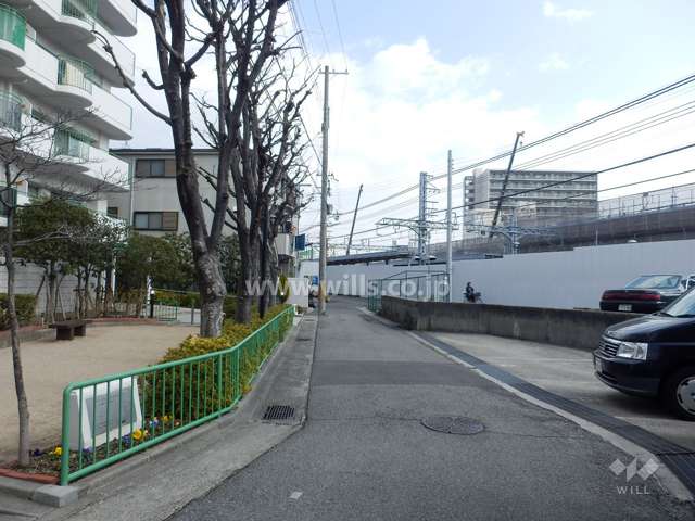 敷地南側の前面道路。道を挟んで阪神青木駅があります。