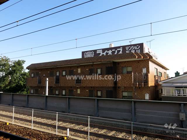 ライオンズマンションの外観（石屋川駅のホームから）