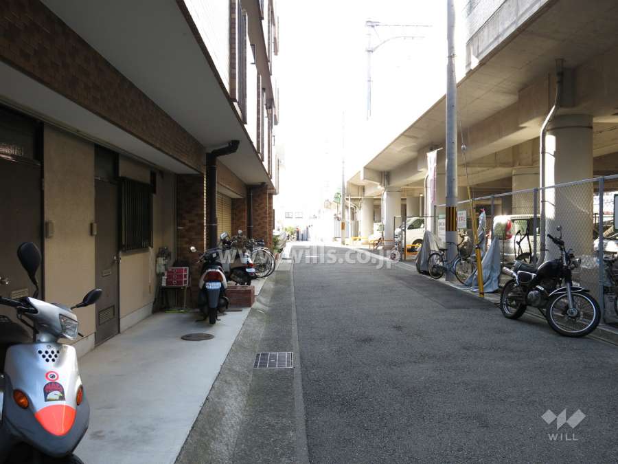 敷地北側の前面道路。道を挟んで、阪神「石屋川」駅です。