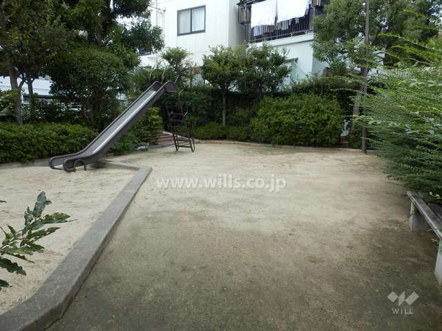 敷地に隣接する小さな公園