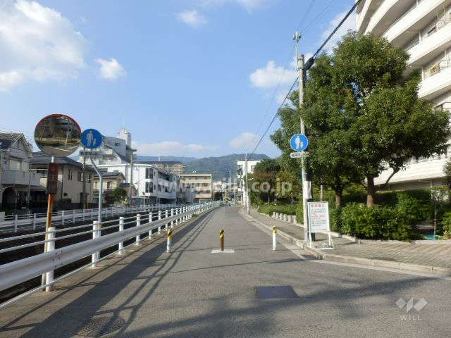 敷地西側の前面道路