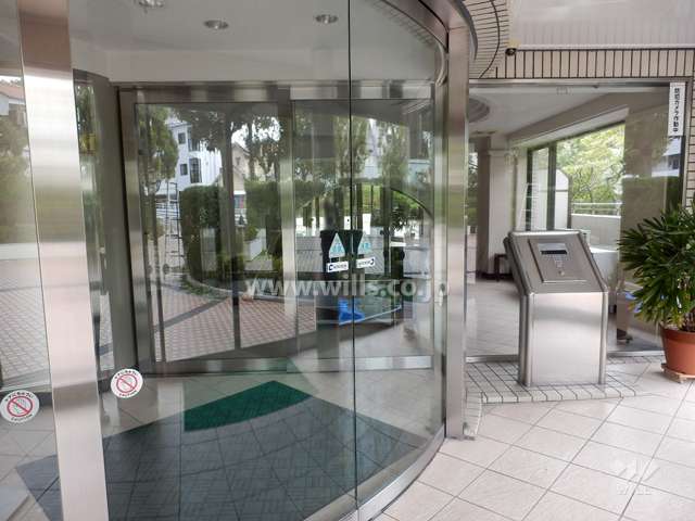 エントランスはオートロック付きです。