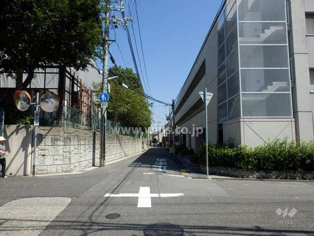 敷地北側の前面道路