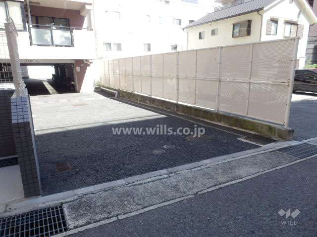 駐車場出入り口