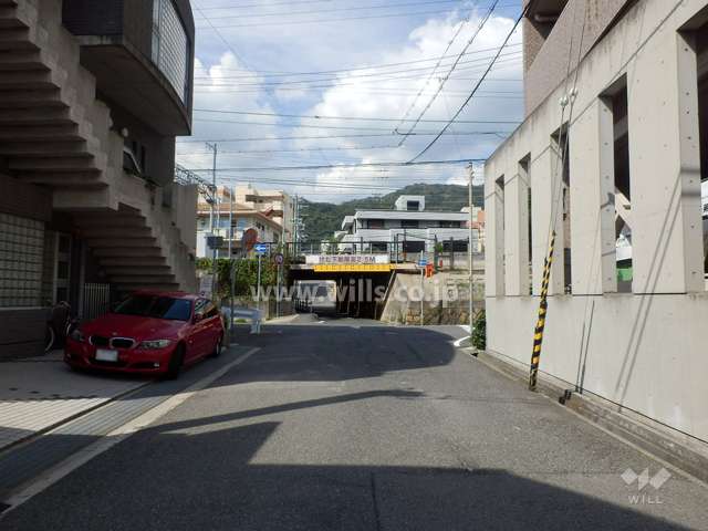 敷地西側の前面道路