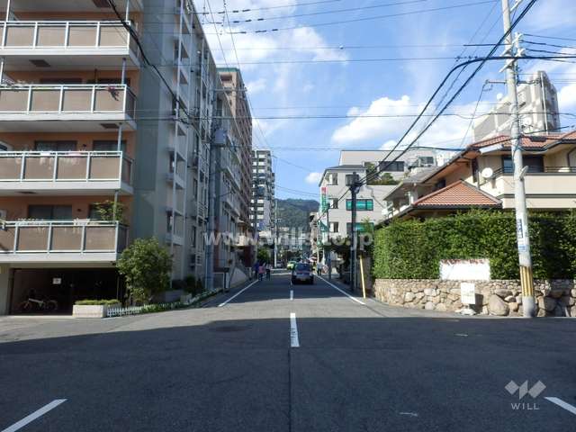 敷地東側の前面道路