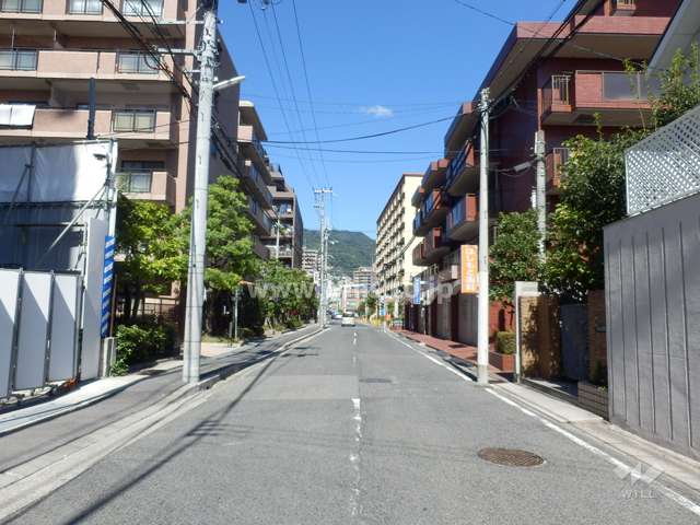 敷地西側の前面道路