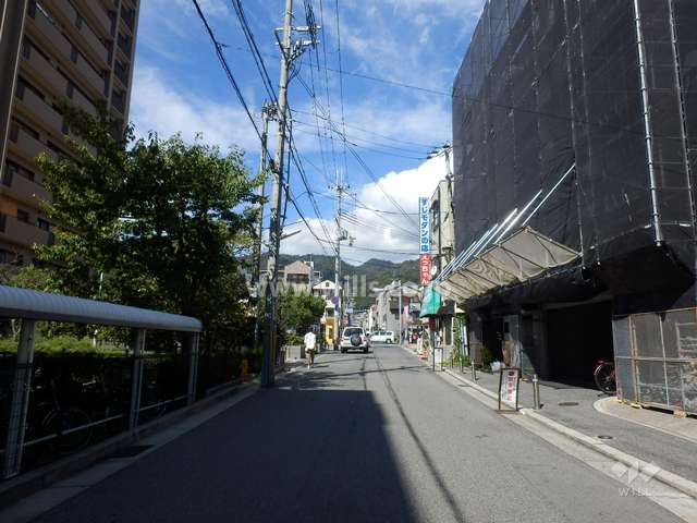 敷地西側の前面道路