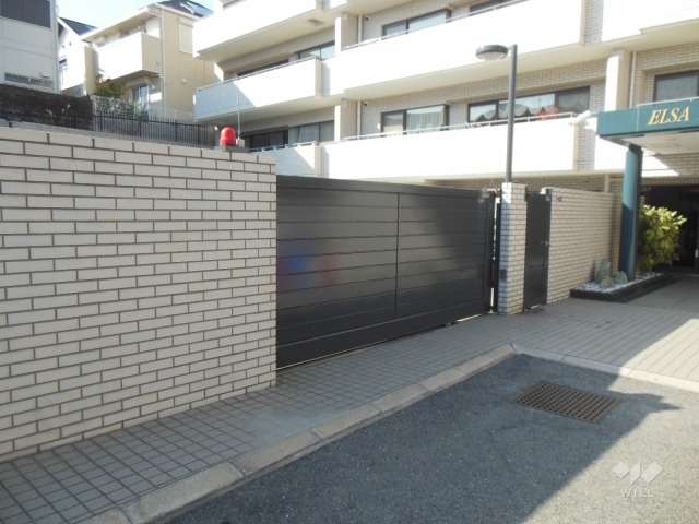 駐車場出入り口（ゲート付き）