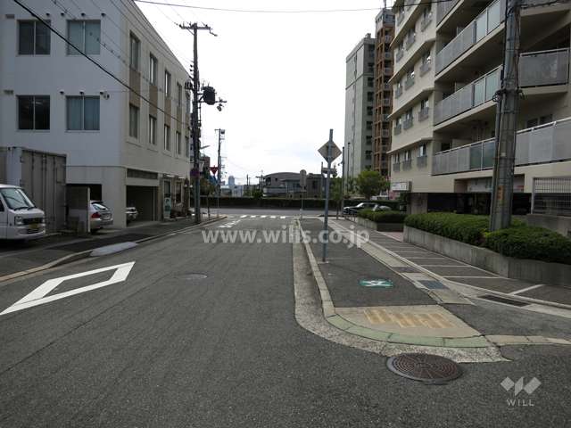 敷地東側の前面道路