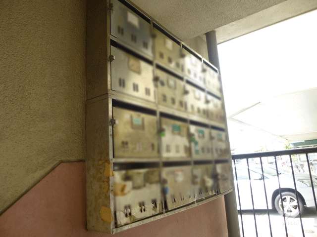 住戸入り口（共用ポスト）
