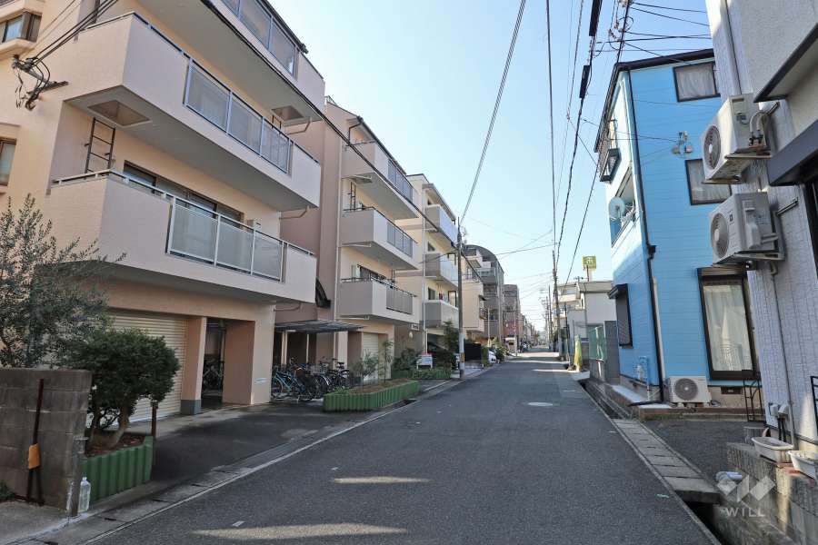 敷地北側の前面道路（東側から）