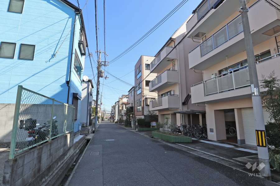 敷地北側の前面道路（西側から）