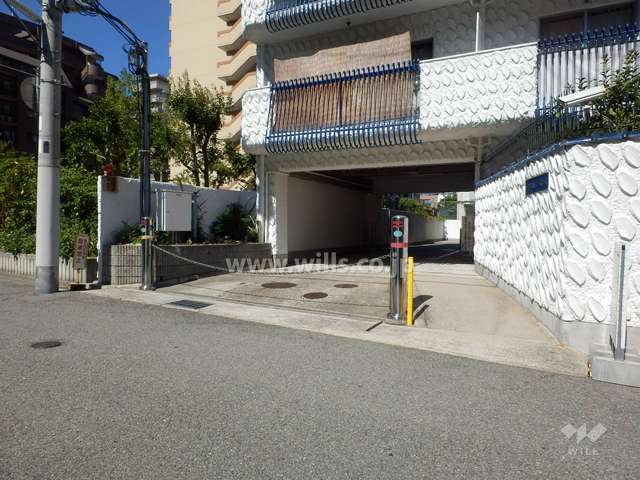 駐車場出入り口（ロボットゲート付き）
