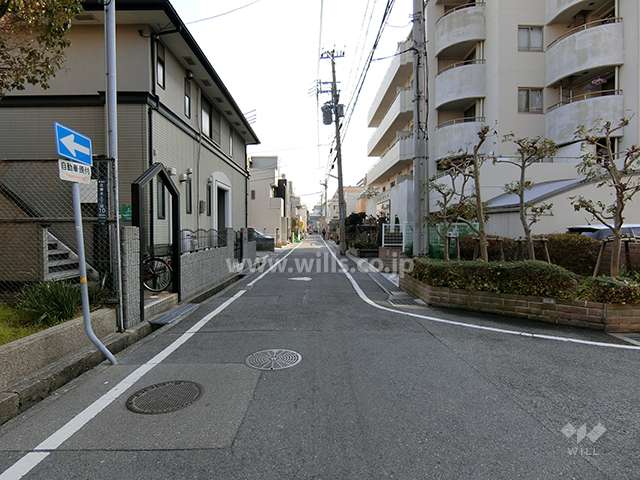 敷地東側の前面道路(北側から)。一方通行です。