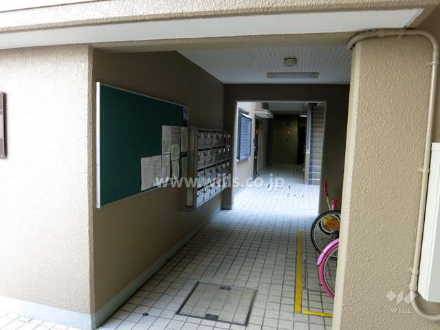 住戸入り口（共用ポスト）