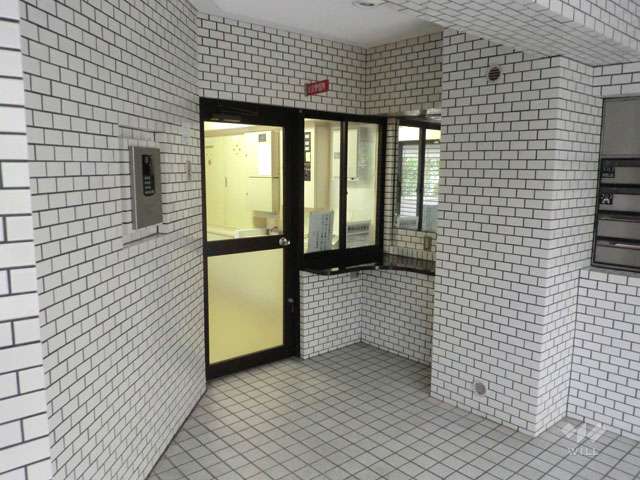 エントランスはオートロック付きです。