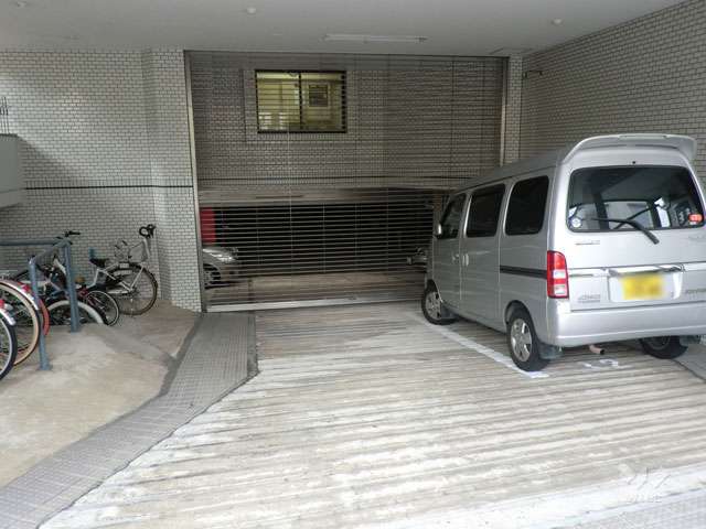 駐車場出入り口（リングシャッター付き）