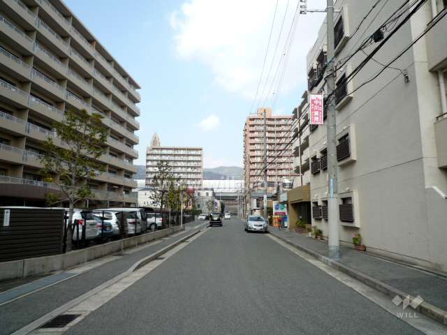 敷地西側の前面道路（南側から）