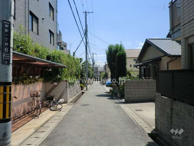 敷地西側の前面道路