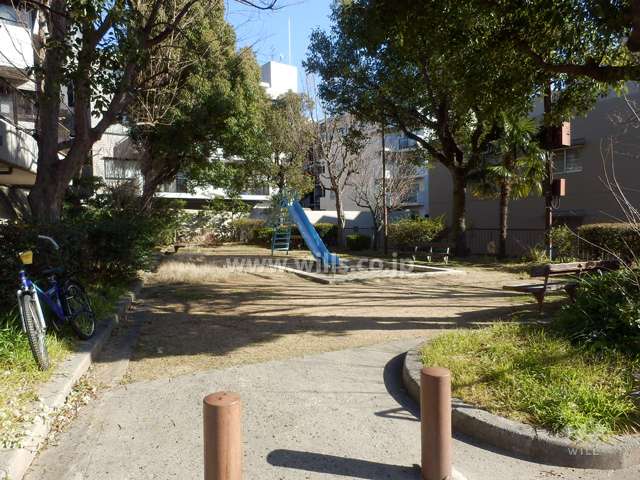 敷地に隣接する小さな公園