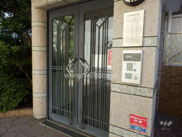 エントランスはオートロック付きです。