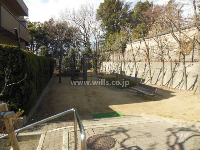 敷地に隣接する小さな公園
