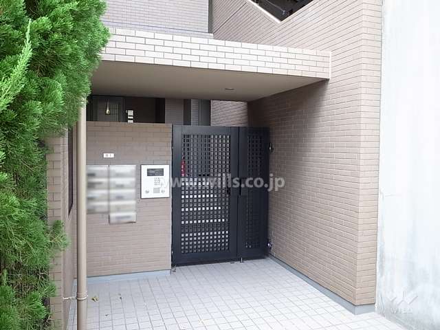 エントランスはオートロック付きです。