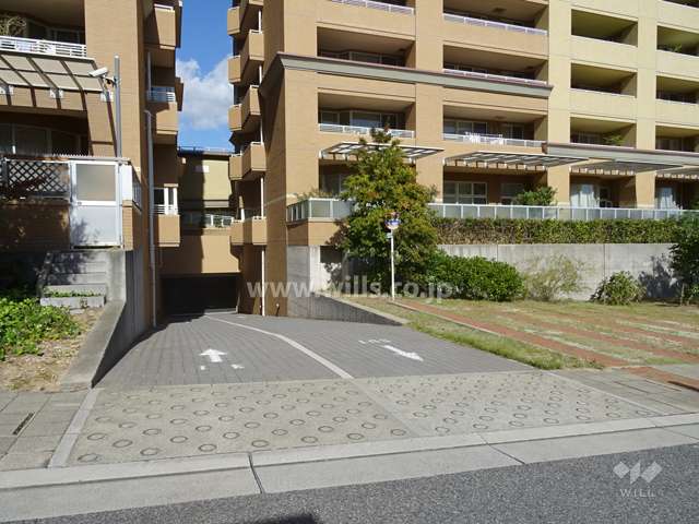 地階駐車場へと続くスロープ