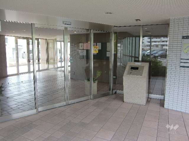 エントランスはオートロック付きです。