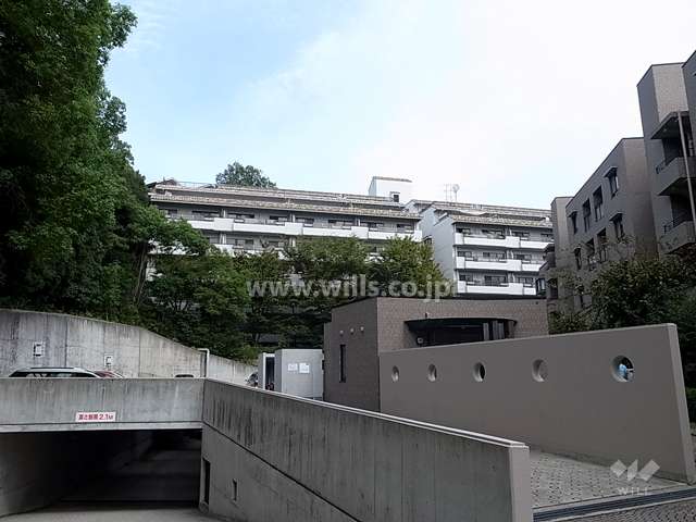 プレジデンス御影の遠景。周辺はマンションと一戸建てなどが混在する静かな住宅地です。