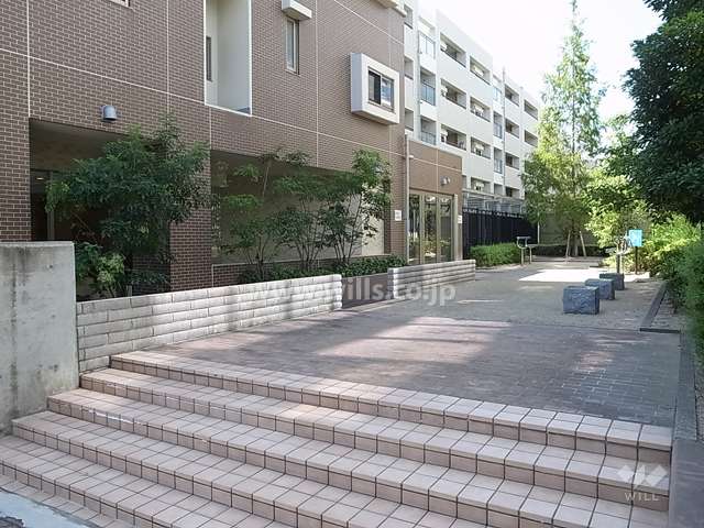 敷地に隣接する緑地広場