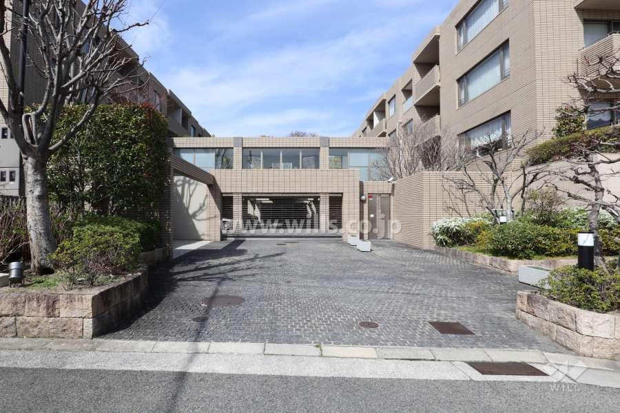 駐車場へと続く車路