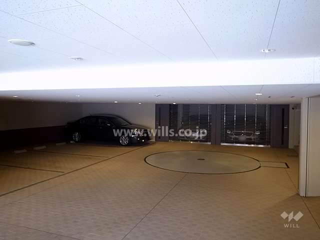 敷地内駐車場（左側：屋内平面式、右側：機械式）