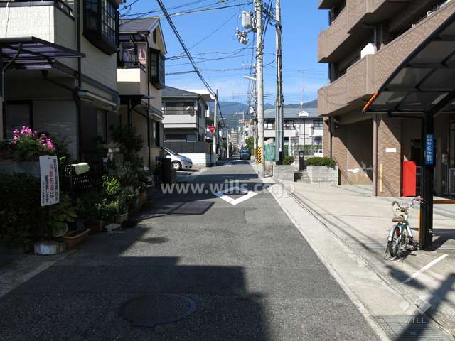 敷地西側の前面道路