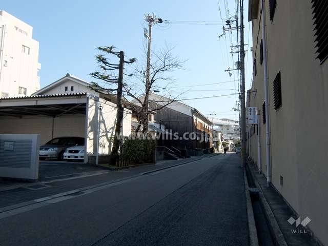 敷地西側の前面道路