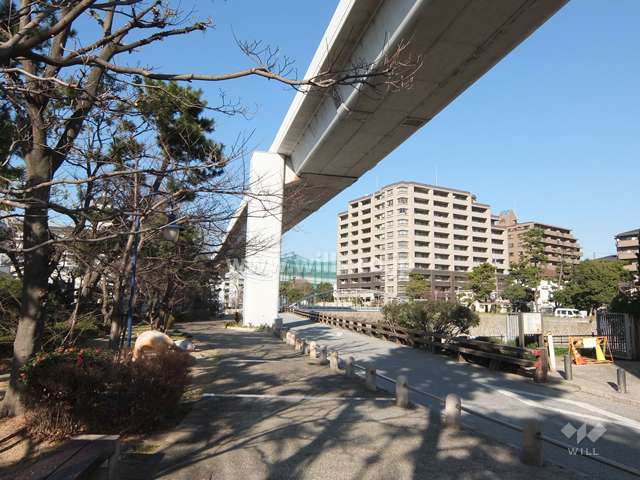 敷地東側前面道路の向かい側には住吉川公園があります。