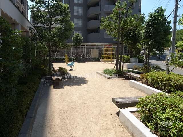 敷地に隣接する小さな公園