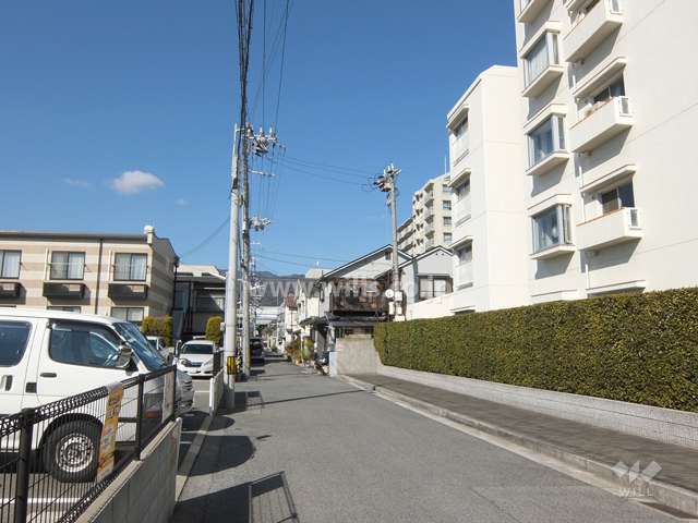 敷地西側の前面道路